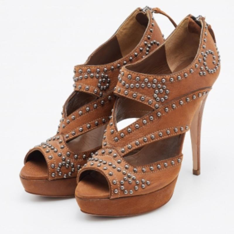 Miu Miu Brown Leder Nieten Plateau Sandalen Größe 37 im Zustand „Gut“ im Angebot in Dubai, Al Qouz 2