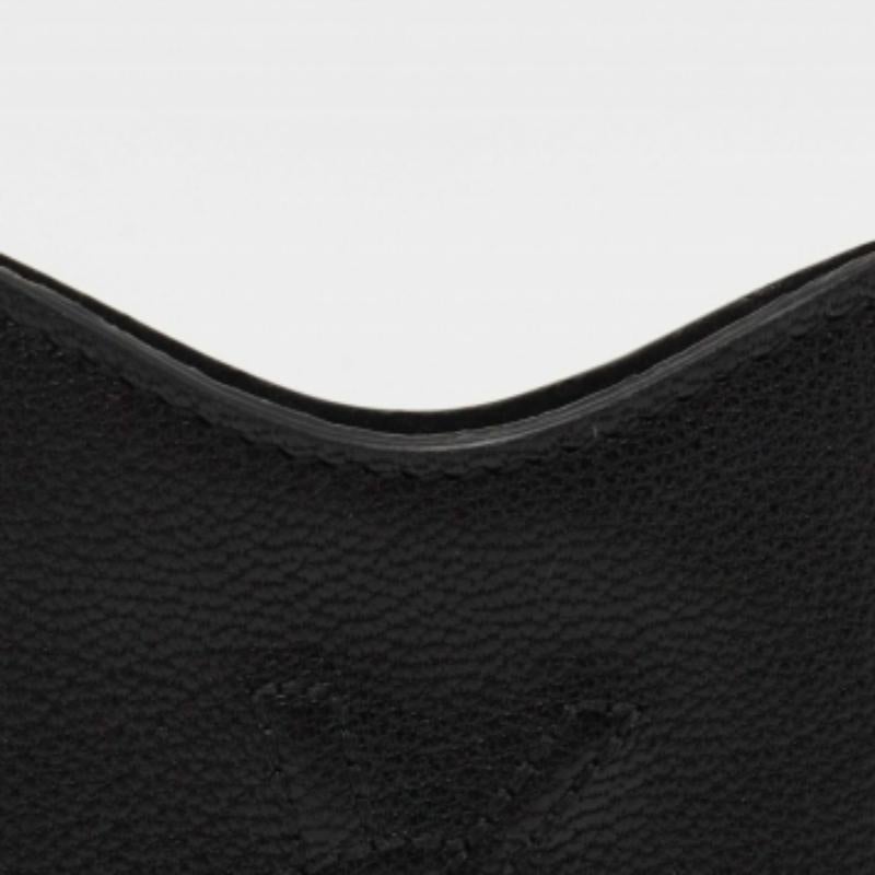 Gardez votre Blackberry en toute sécurité dans cette housse Yves Saint Laurent. Fabriquée en cuir noir, la pochette porte le logo YSL sur le devant et est livrée dans son emballage d'origine !