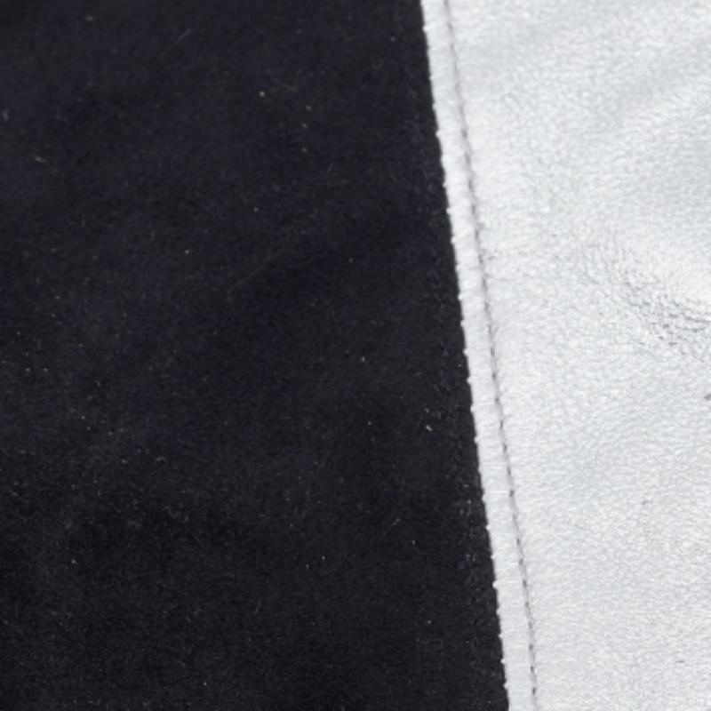 Quando un paio di guanti può avere uno stile così elevato! Questo paio di Louis Vuitton è realizzato in pelle scamosciata nera e pelle argentata e il design è di grande impatto.