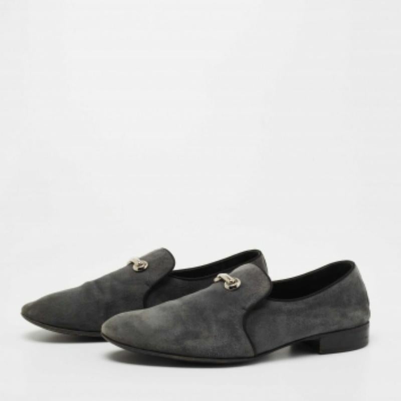 Diese Designer-Slipper sind eine perfekte Mischung aus Luxus, Stil und Komfort. Sie werden aus hochwertigen Materialien hergestellt und lassen sich mit einer Vielzahl von Outfits aus Ihrem Kleiderschrank kombinieren.