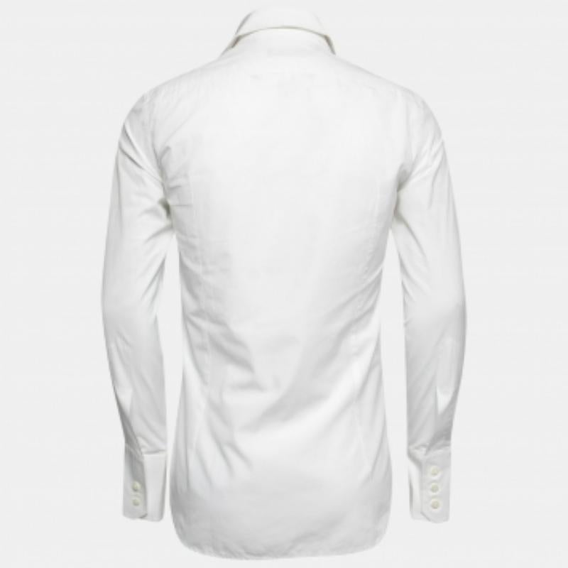 Le camicie sono una parte indispensabile del guardaroba, quindi questo marchio ti propone una creazione versatile ed elegante. È stato realizzato con materiali di qualità in una tonalità versatile. La camicia è caratterizzata da elementi firmati e