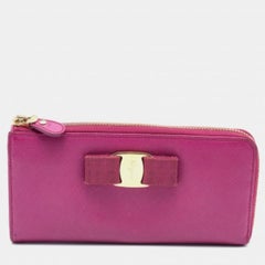 Salvatore Ferragamo Rosa Saffiano Leder Vara Brieftasche mit Reißverschluss und Continental Wallet aus Leder