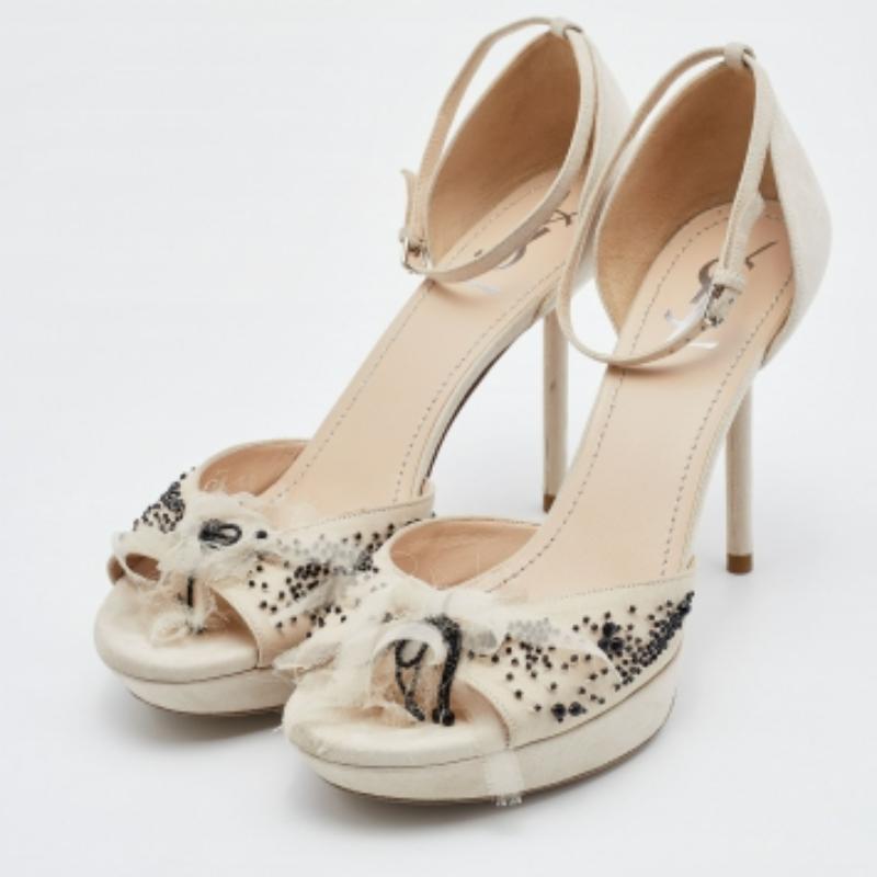 Yves Saint Laurent Off White Suede & Fabric Platform Sandals Taille 40 Bon état - En vente à Dubai, Al Qouz 2