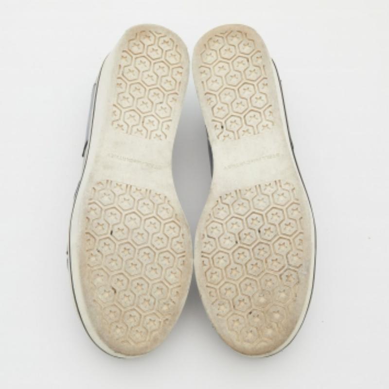 Lascia che questo comodo paio di scarpe sia la tua prima scelta quando esci per una lunga giornata. Hanno tomaie ben cucite e suole resistenti.