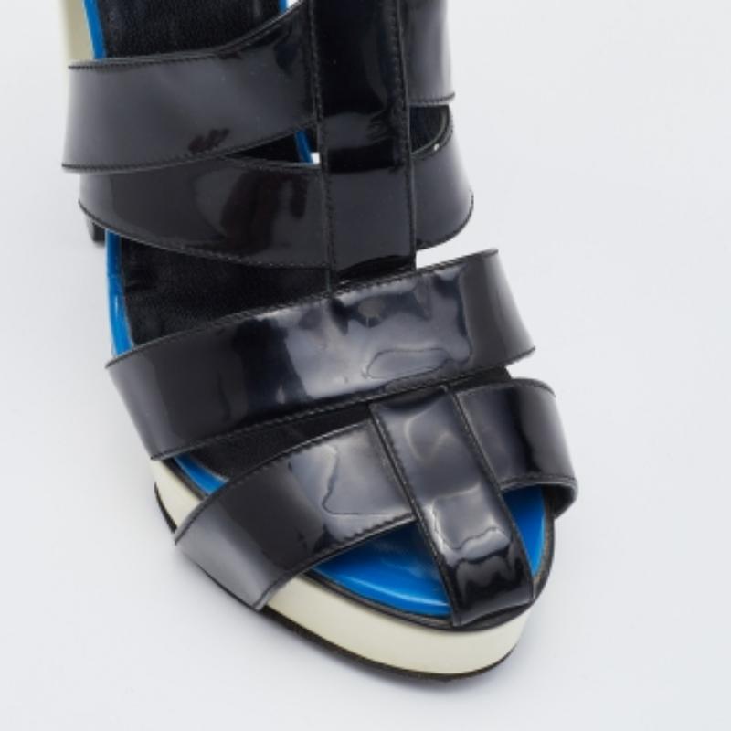 Puede contar con estas sandalias de diseño para una sensación elevada. Están bellamente elaboradas y diseñadas para ofrecer el ajuste adecuado y una cómoda elevación.