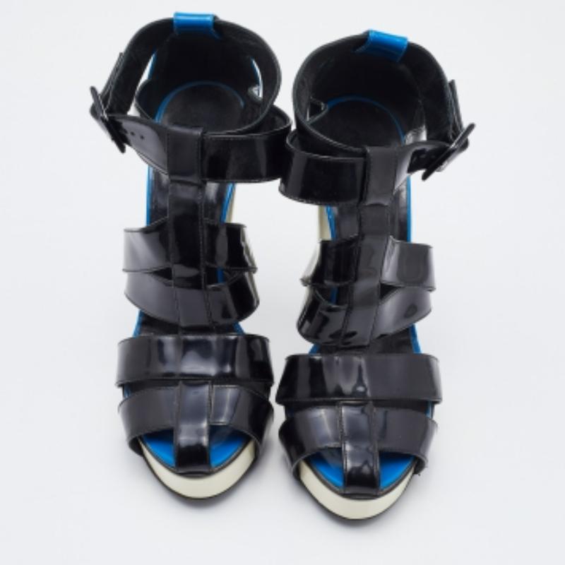 Pierre Hardy Sandalias con correa en el tobillo de charol negro/azul talla 38 en venta 1