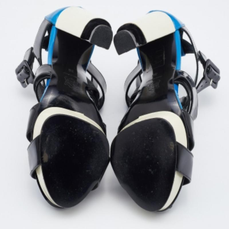 Pierre Hardy Sandalias con correa en el tobillo de charol negro/azul talla 38 en Bueno estado para la venta en Dubai, Al Qouz 2