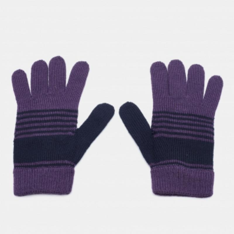 Preparati ad affrontare le fredde giornate e notti invernali con questo paio di autentici guanti Emporio Armani. I guanti sono lavorati a maglia con la lana e sono presentati in una tonalità viola.