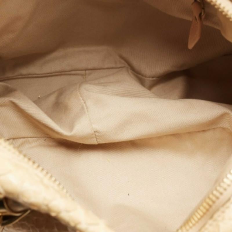 Questa borsa è costruita per contenere i tuoi oggetti essenziali nel modo più alla moda! Facile da abbinare, ben realizzata con i migliori materiali e proveniente da un marchio di prim'ordine, la cartella aggiungerà un immenso stile al tuo ensemble.