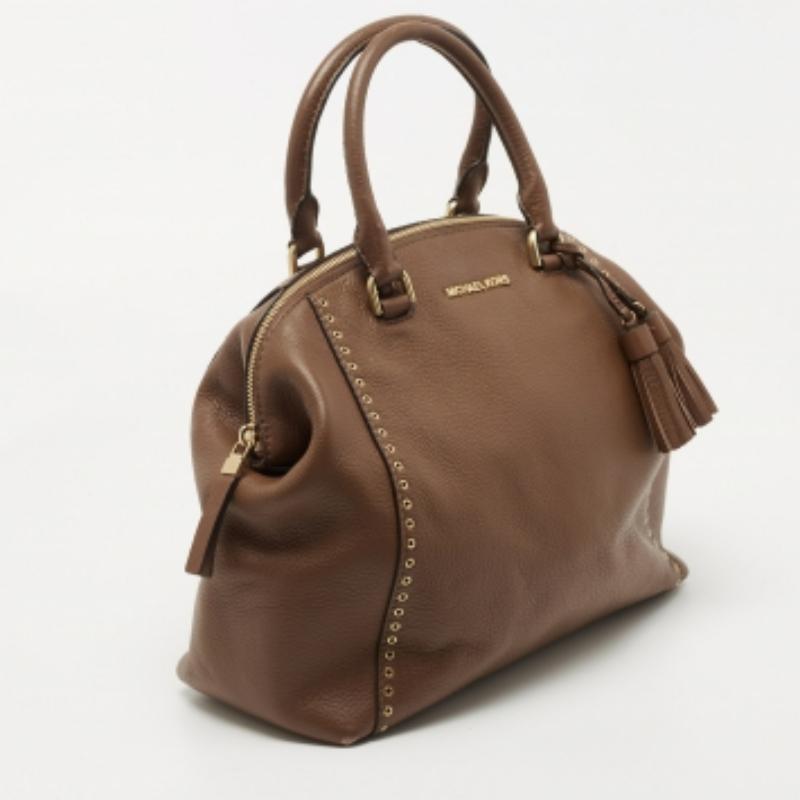 Elegante e facile da trasportare, questa borsa firmata sarà la scelta ideale per il lavoro o per il tempo libero. Foderata bene, questa borsa da donna usata può contenere facilmente tutti i tuoi oggetti essenziali. Può essere tenuto sul braccio o