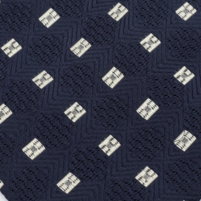 Questa cravatta è un accessorio formale perfetto che ha un fascino tagliente e moderno. Realizzato con materiali di lusso, presenta motivi intricati e l'etichetta del marchio ben cucita sul retro. Aggiungerà sicuramente un tocco di stile ai tuoi