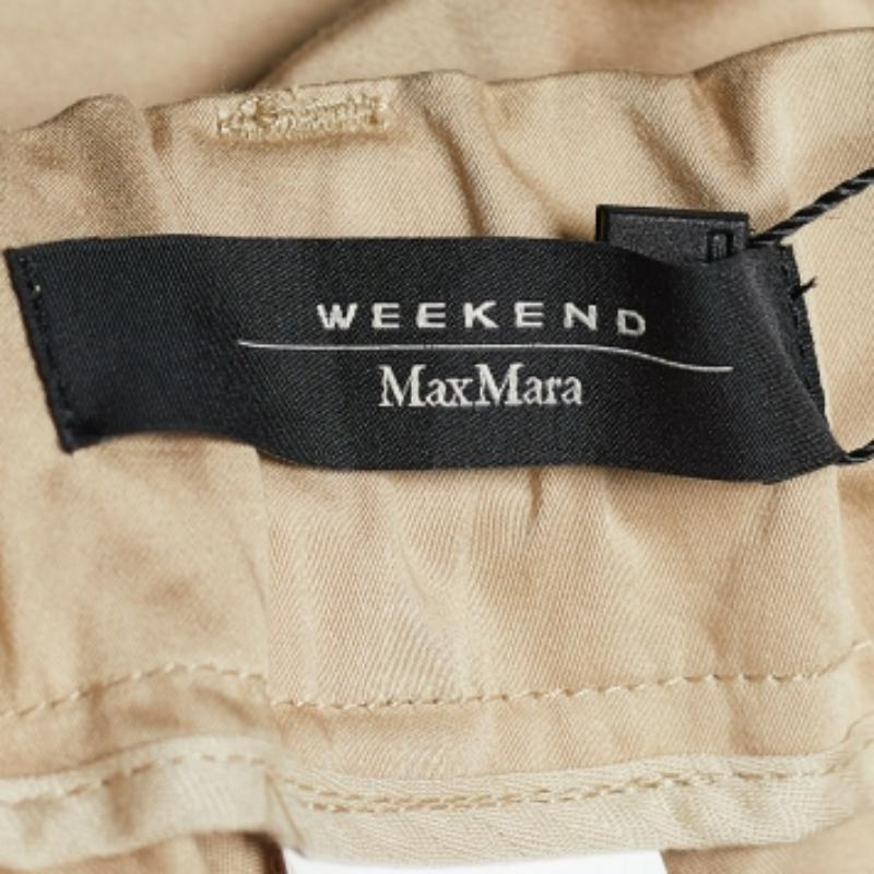 Valorizza il tuo abbigliamento formale con questo paio di pantaloni. Progettati con una silhouette e una vestibilità superba, questo paio di pantaloni ti renderà sicuramente elegante.