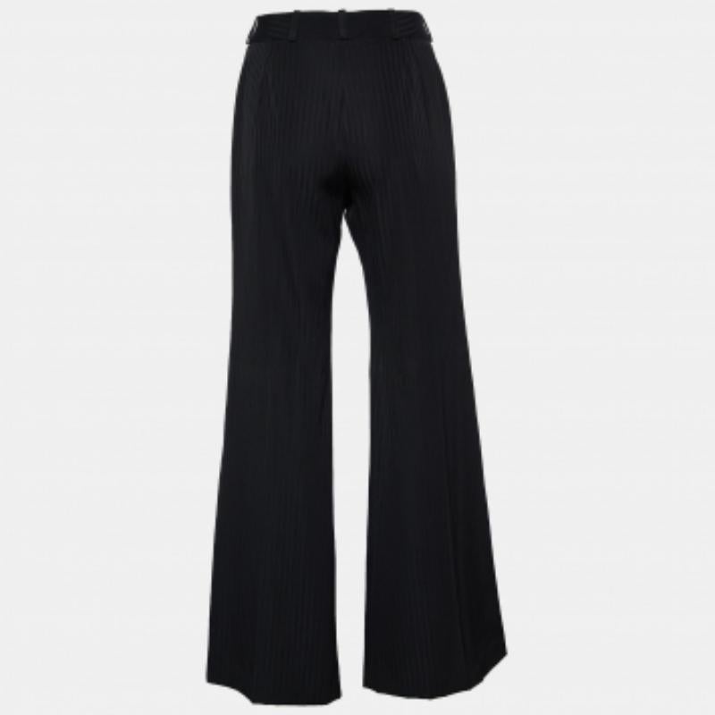 Valorizza il tuo abbigliamento formale con questo paio di pantaloni. Progettati con una silhouette e una vestibilità superba, questo paio di pantaloni ti renderà sicuramente elegante.