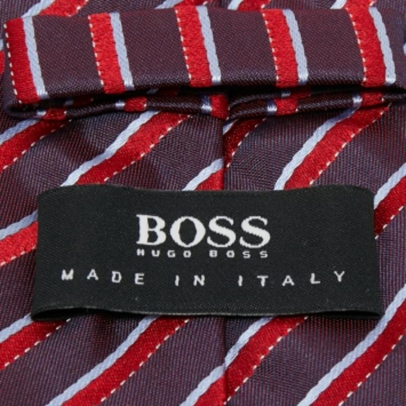 Questa cravatta è un accessorio formale perfetto che ha un fascino tagliente e moderno. Realizzato con materiali di lusso, presenta motivi intricati e l'etichetta del marchio ben cucita sul retro. Aggiungerà sicuramente un tocco di stile ai tuoi