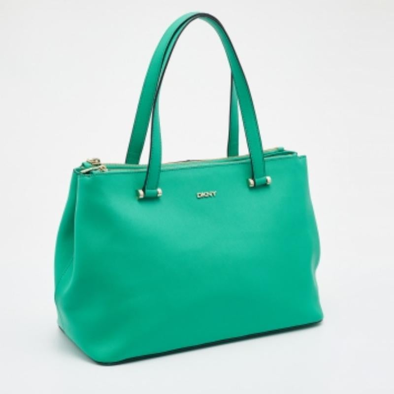 DKNY Tote con doppia zip in pelle saffiano verde In condizioni buone in vendita a Dubai, Al Qouz 2