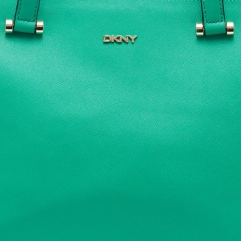 Verde DKNY Tote con doppia zip in pelle saffiano verde in vendita
