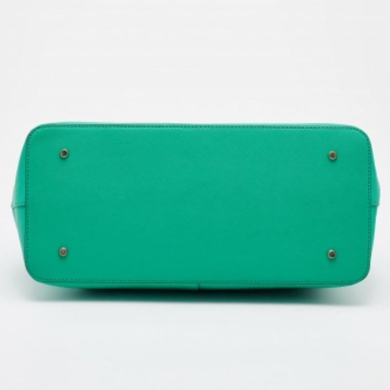 DKNY Tote con doppia zip in pelle saffiano verde in vendita 1
