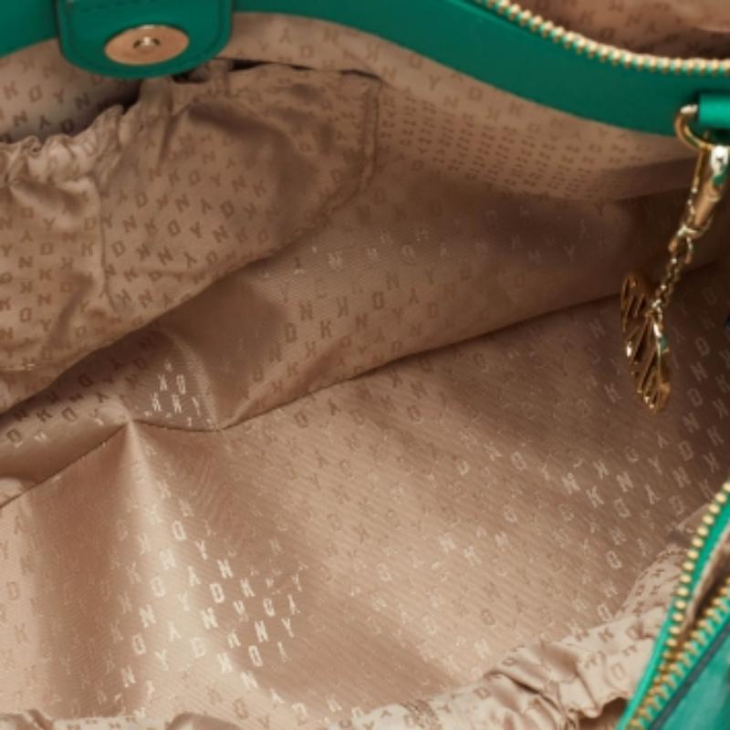 DKNY Tote con doppia zip in pelle saffiano verde in vendita 4