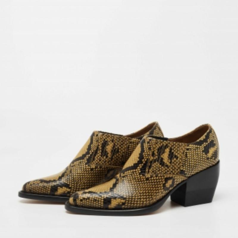 Chloe ti propone questi stivali chic da aggiungere alla tua collezione cool! Gli stivali sono stati realizzati in pelle e hanno un tacco a blocco di 7 cm. La silhouette chic conferisce loro un fascino incredibile e il paio è completato da comode