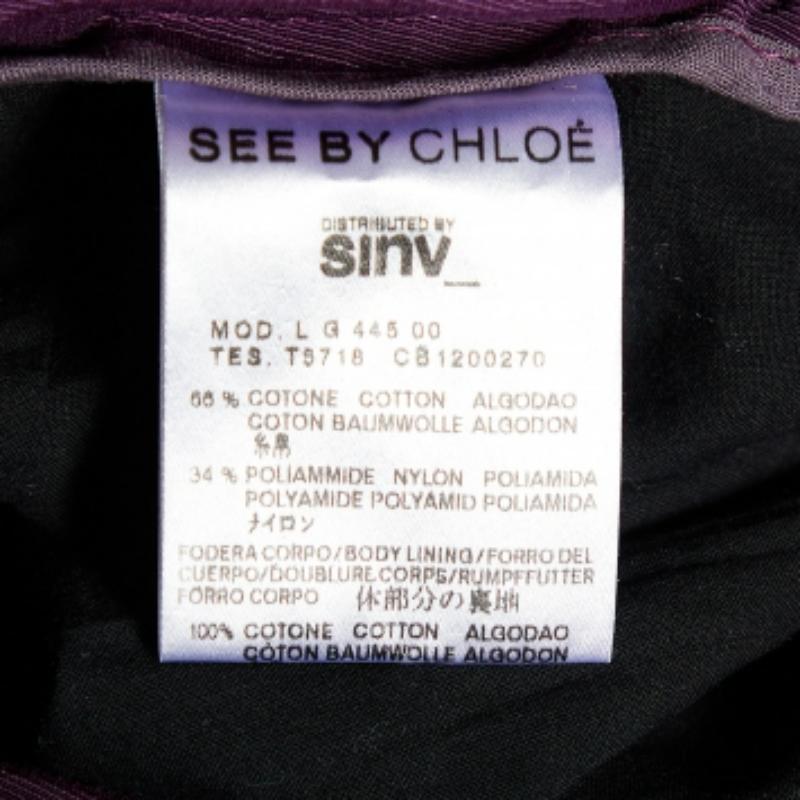 Questa deliziosa gonna è splendidamente cucita con un tessuto pregiato. Questa comoda gonna griffata ha una silhouette lusinghiera. Abbinalo a un semplice crop top e a tacchi a spillo per un look chic.