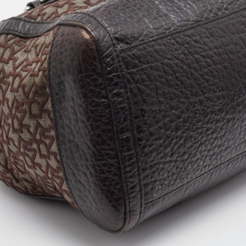 Nero DKNY, la borsa in tela e pelle marrone scuro firmata da DKNY in vendita