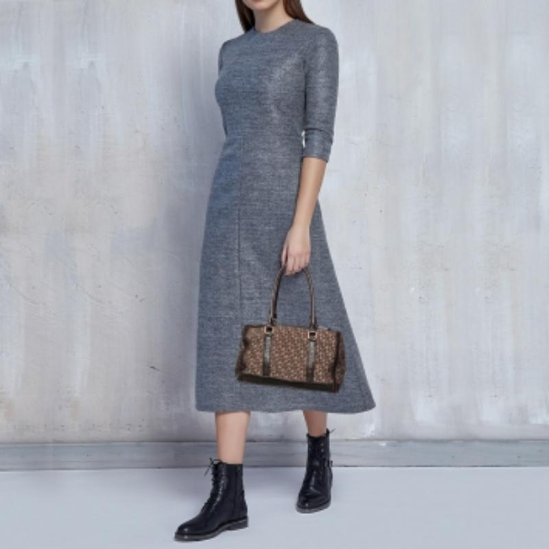 Realizzata con materiali di qualità, il vostro guardaroba non potrà fare a meno di questa splendida borsa firmata. Date il meglio di voi in ogni occasione con questa elegante borsa che promette di elevare il vostro ensemble.
