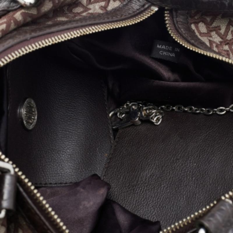 DKNY, la borsa in tela e pelle marrone scuro firmata da DKNY in vendita 1