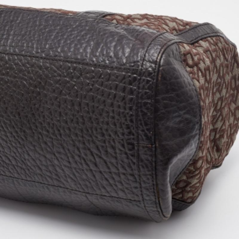 DKNY, la borsa in tela e pelle marrone scuro firmata da DKNY In condizioni buone in vendita a Dubai, Al Qouz 2