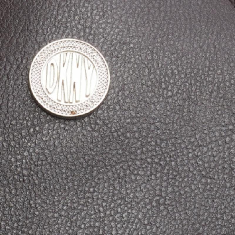 DKNY, la borsa in tela e pelle marrone scuro firmata da DKNY in vendita 3