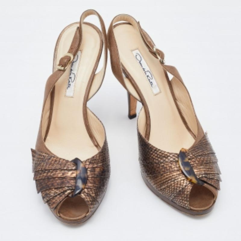 Exhibe un estilo elegante con este par de zapatos de salón. Estas bombas de diseño están fabricadas con materiales de calidad. Llevan suelas duraderas y tacones altos.