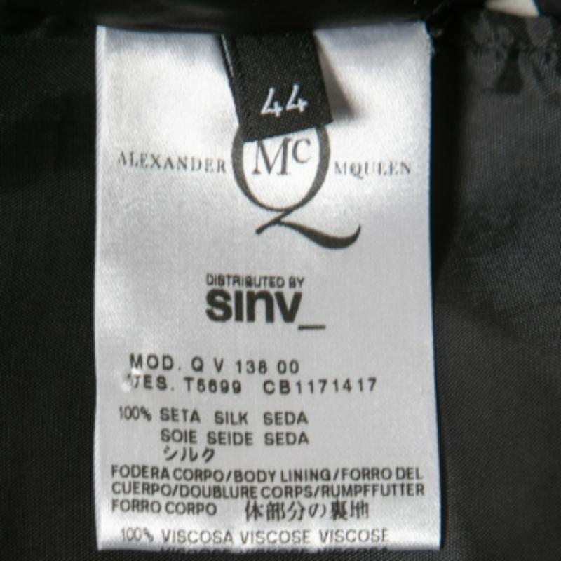 Fai una dichiarazione di moda di lusso indossando questo abito firmato. È realizzato su misura con un tessuto pregiato per ottenere una silhouette perfetta.