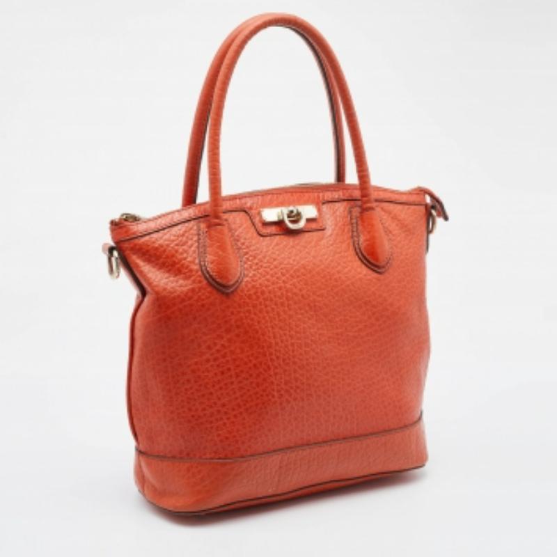 Porta con te tutto ciò che ti serve con stile grazie a questa tote di DKNY. Realizzato con i migliori materiali, è un accessorio che promette uno stile e un utilizzo duraturi.