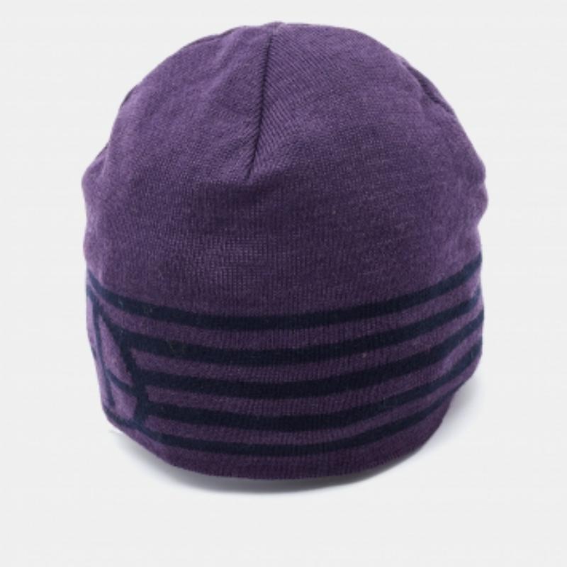 Completa un look invernale con questo berretto di Emporio ARMANI. Realizzata in misto lana, la creazione in viola ha un look semplice evidenziato da strisce e dal simbolo della firma.