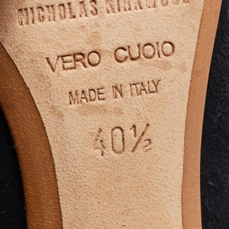 Las botas son una parte esencial de tu armario, y estos botines, fabricados con materiales de primera calidad, son una buena elección. Ofreciendo lo mejor de la comodidad y el estilo, ¡este par de suela resistente quedaría genial con un vestido para