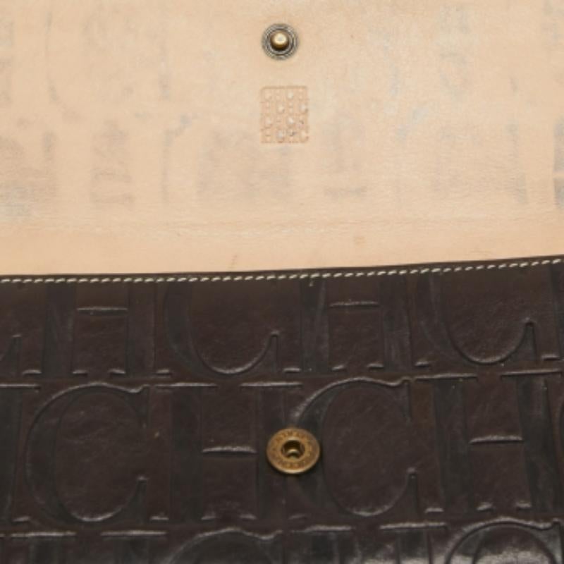 Compatto ed elegante, questo portafoglio sarà il tuo compagno di viaggio preferito. Progettato con materiali di qualità, il suo interno è suddiviso in diversi scomparti per conservare perfettamente le tue carte e i tuoi contanti.