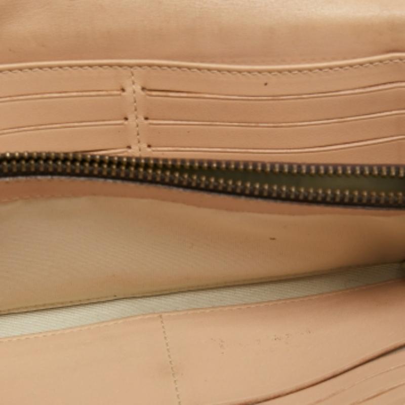 Portafoglio continentale in pelle goffrata Monogram marrone/beige CH Carolina Herrera In condizioni discrete in vendita a Dubai, Al Qouz 2