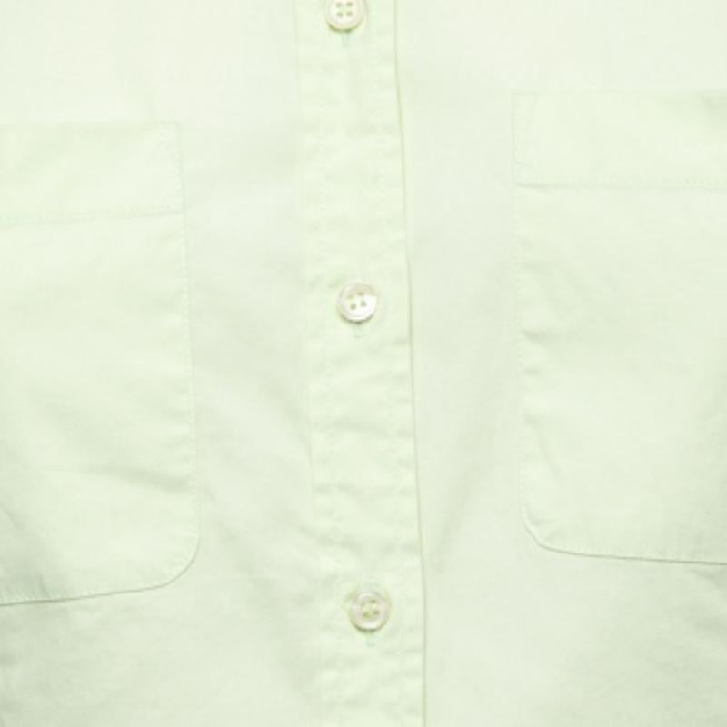Las camisas son una parte indispensable de un armario, así que esta marca te trae una creación tan versátil como elegante. Se ha confeccionado con material de calidad en un tono versátil. La camiseta está detallada con elementos de la firma y un