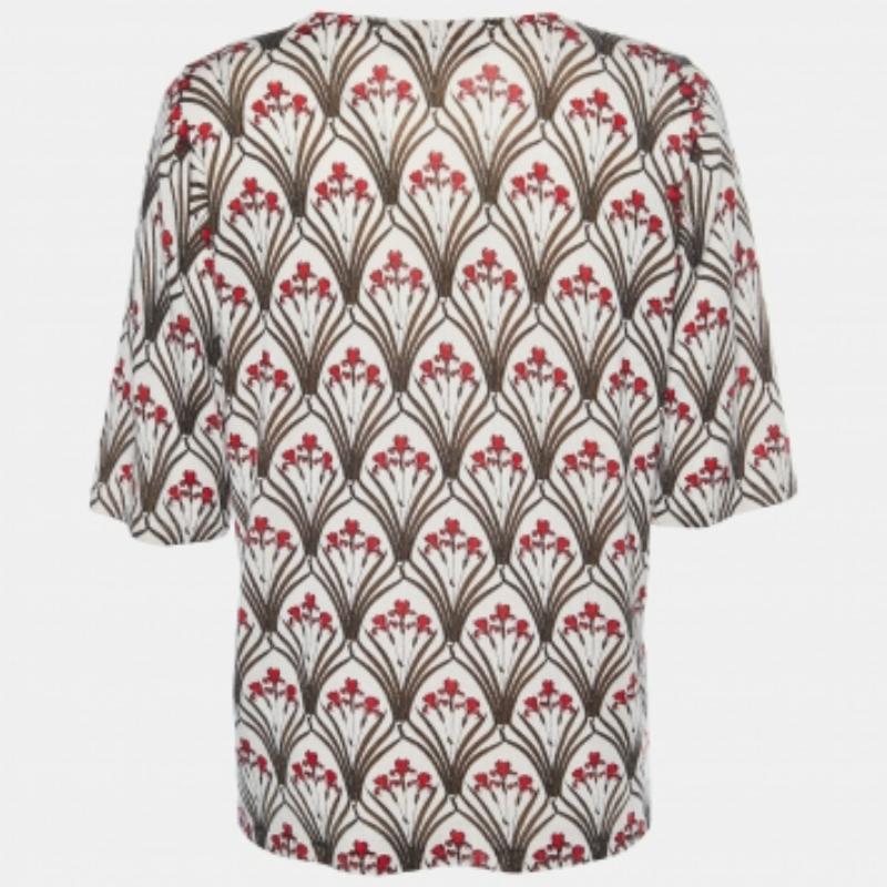 La cura sartoriale, i materiali di qualità e i tagli eleganti fanno di questo top firmato Max Mara Studio un pezzo da conservare! Il design è classico e facile da abbinare.