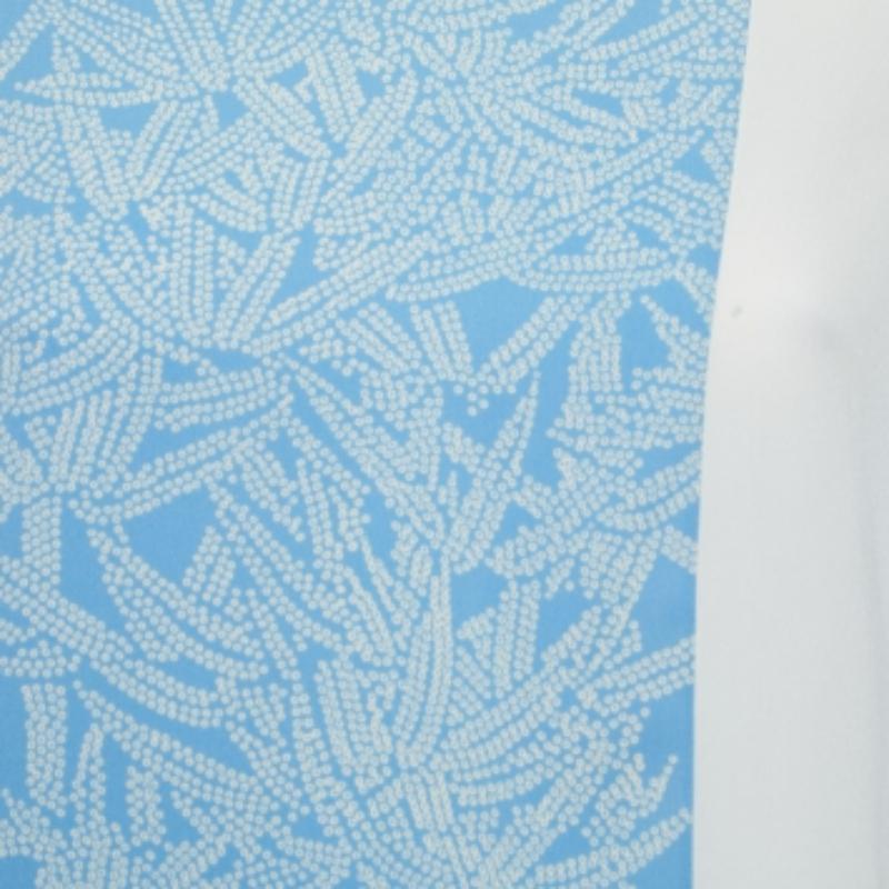 Diane von Furstenberg - Top in seta stampata a contrasto blu M. In condizioni buone in vendita a Dubai, Al Qouz 2
