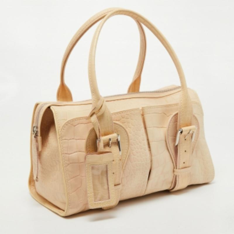 Questa borsa Boston è una creazione ergonomica che non ti permette di scendere a compromessi con lo stile. Non solo ha un aspetto senza tempo, ma è anche dotato di un interno elegante e spazioso per contenere i tuoi oggetti di uso quotidiano. Un
