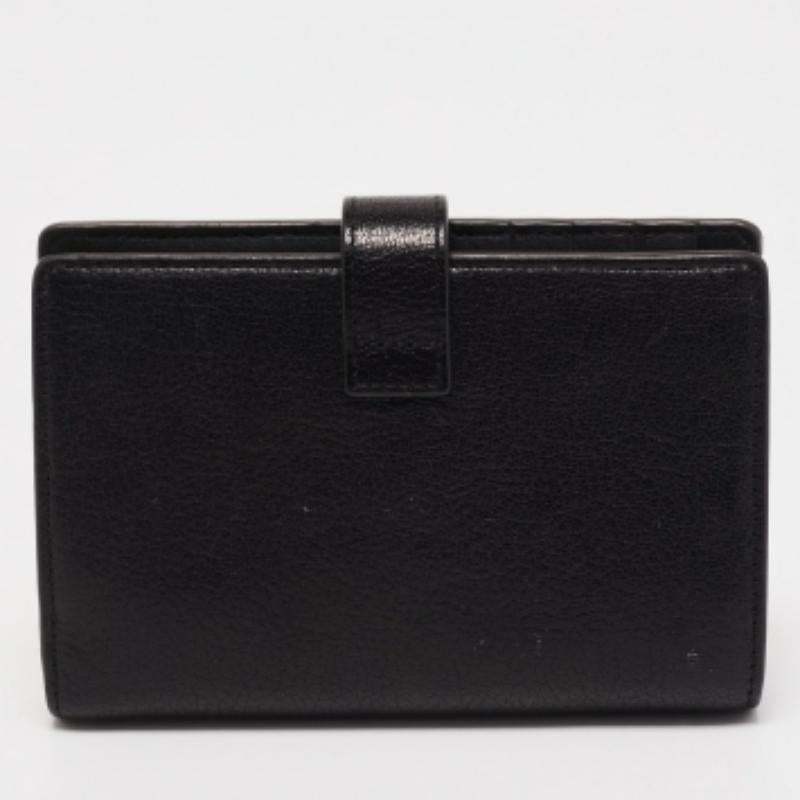 Compatto ed elegante, questo portafoglio sarà il tuo compagno di viaggio preferito. Progettato con materiali di qualità, il suo interno è suddiviso in diversi scomparti per conservare perfettamente le tue carte e i tuoi contanti.