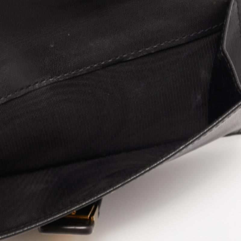 Furla Portafoglio compatto con borchie in pelle nera In condizioni buone in vendita a Dubai, Al Qouz 2