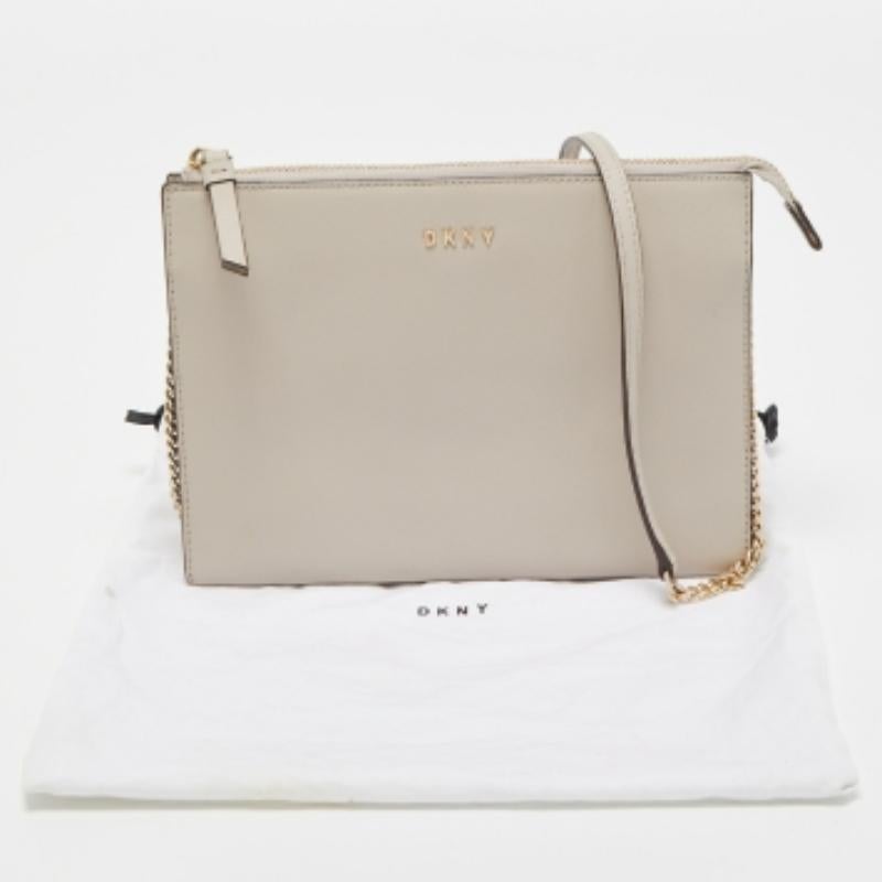Progettata per durare nel tempo, questa bellissima borsa crossbody è un acquisto intelligente. Comoda e facile da trasportare, questa pratica creazione è dotata di un interno foderato per mantenere i tuoi oggetti essenziali organizzati e al sicuro.