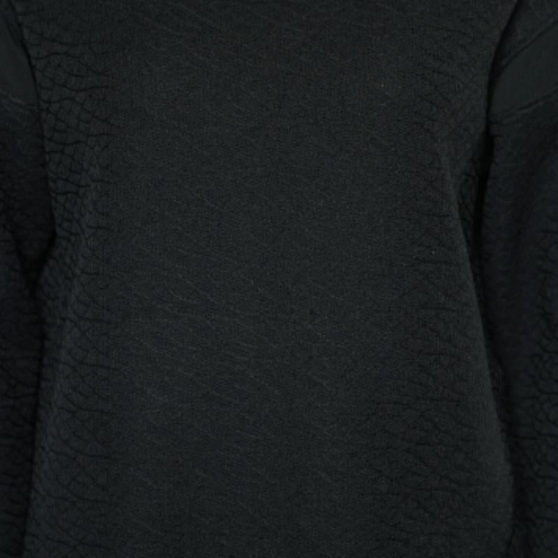 Questo top griffato offre stile e comfort. Realizzata con i migliori tessuti, la creazione è stata curata nei minimi dettagli. Abbinalo a un paio di jeans e a delle scarpe basse.