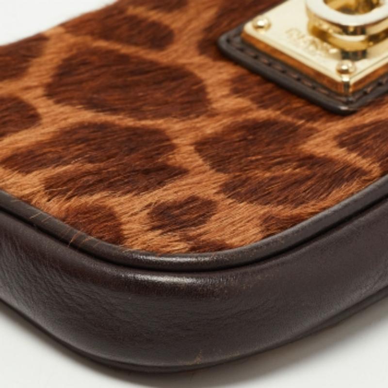 Marrone DKNY Custodia per telefono a catena in pelle e pelliccia di vitello marrone con stampa leopardata in vendita