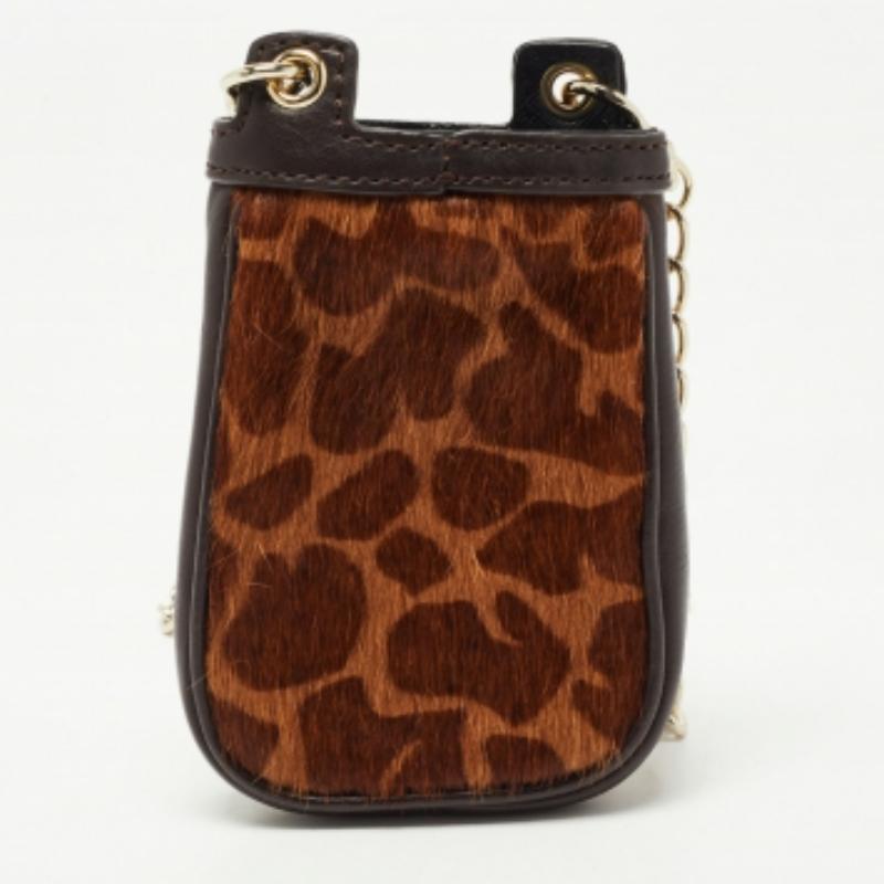 Donna DKNY Custodia per telefono a catena in pelle e pelliccia di vitello marrone con stampa leopardata in vendita