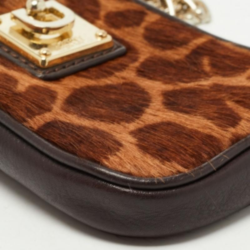 DKNY Custodia per telefono a catena in pelle e pelliccia di vitello marrone con stampa leopardata In condizioni buone in vendita a Dubai, Al Qouz 2