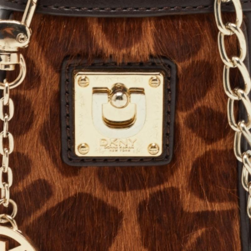 DKNY Custodia per telefono a catena in pelle e pelliccia di vitello marrone con stampa leopardata in vendita 1