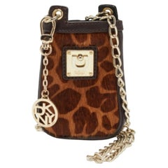 DKNY Custodia per telefono a catena in pelle e pelliccia di vitello marrone con stampa leopardata
