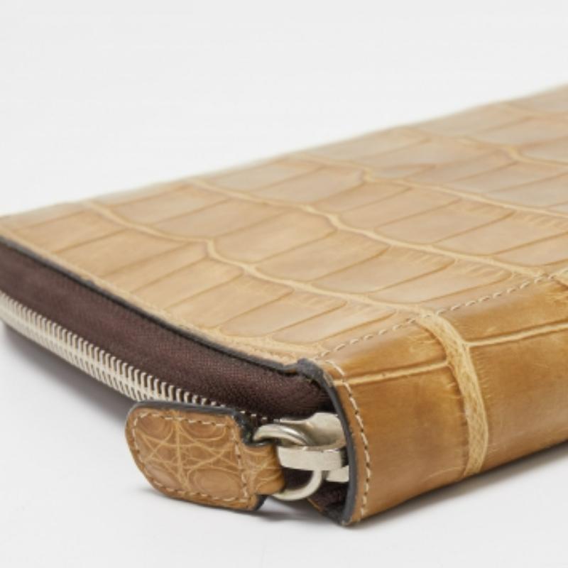 Gianfranco Ferre Portafoglio con zip in pelle di alligatore beige in vendita 4